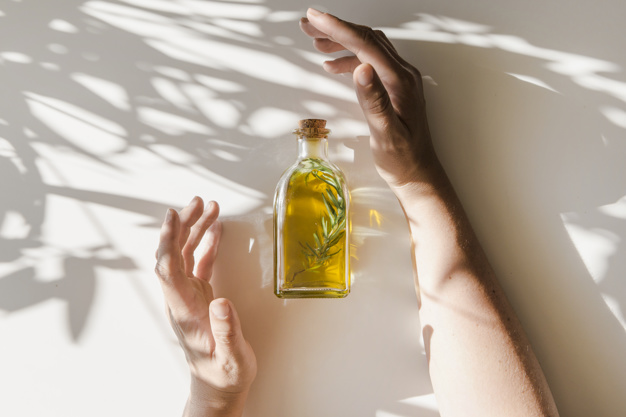aromatherapie: ganzheitliche aromaöl - 
                              massage mit kräuter und naturreinen aromaölen